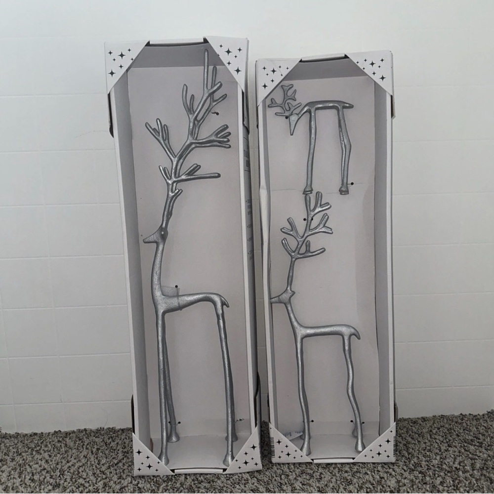 Aldi Set of 2 Merry Moments Dramatic Silver Reindeer - Picture 1 of 2